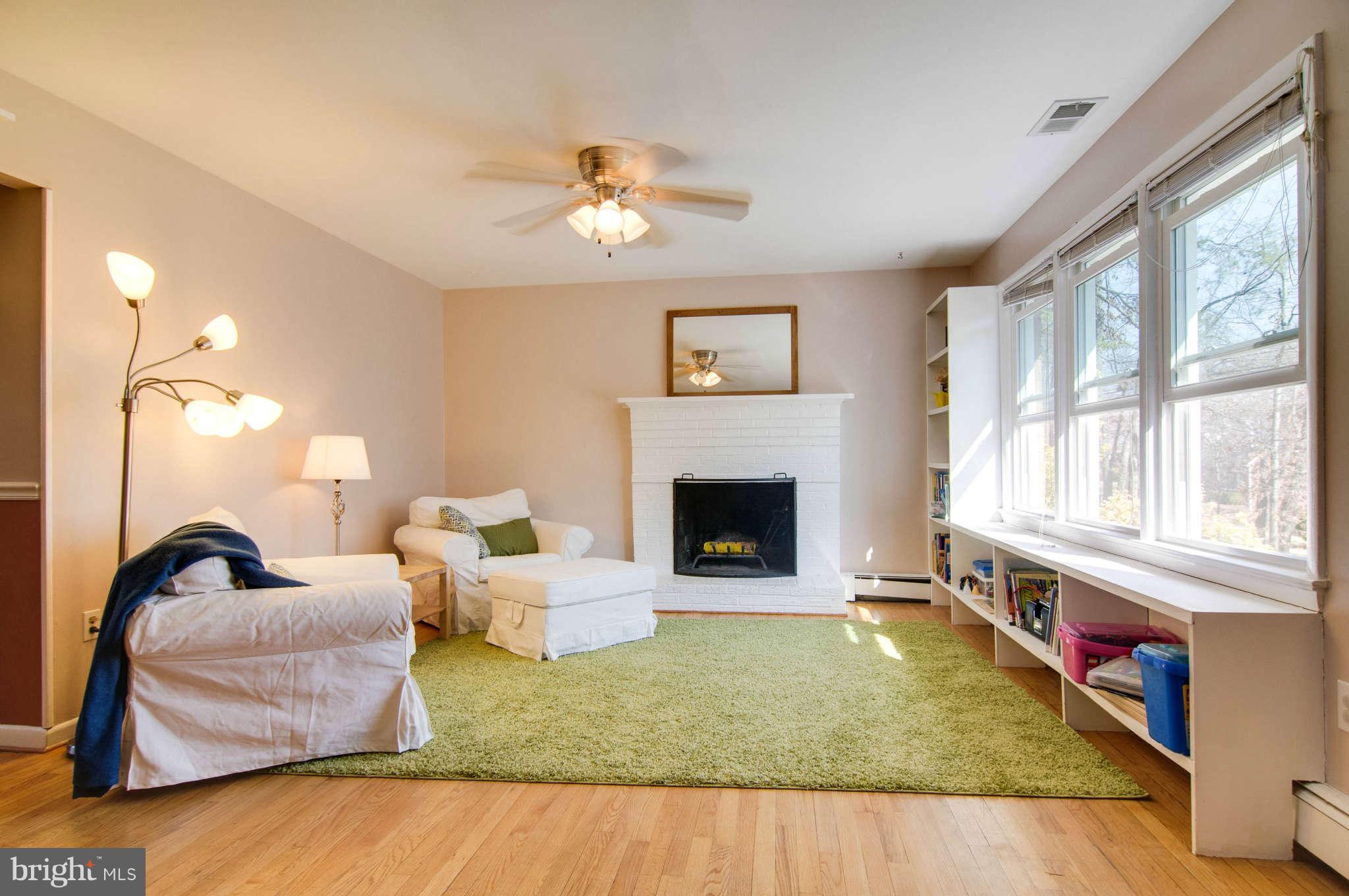 5606 Lockwood Road Cheverly, MD 20785 - Photo 3 of 29 Living Room