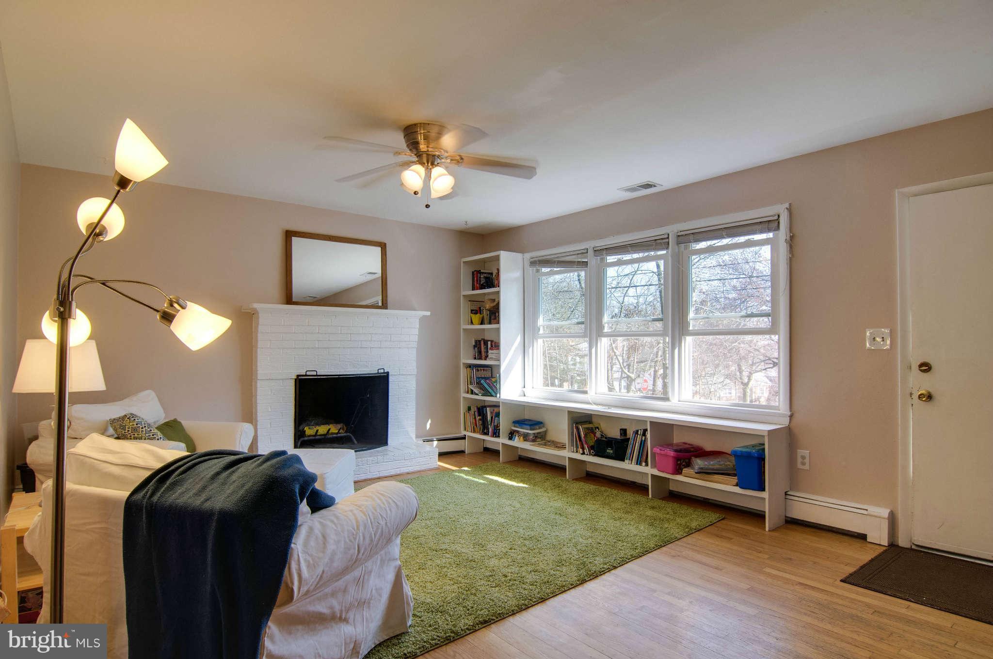 5606 Lockwood Road Cheverly, MD 20785 - Photo 5 of 29 Living Room