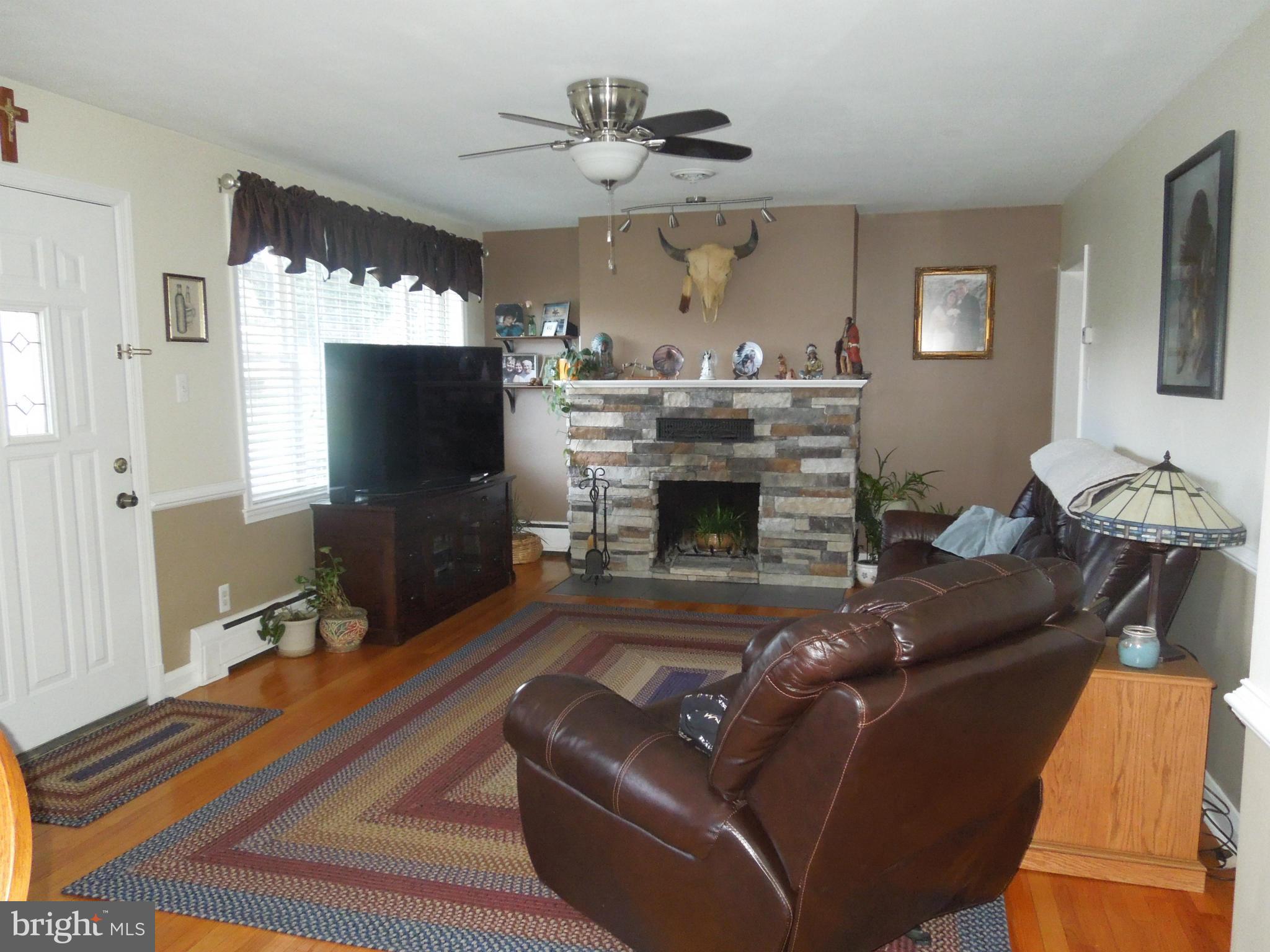 120 Winston Road Pasadena, MD 21122 - Photo 8 of 30 Living Room