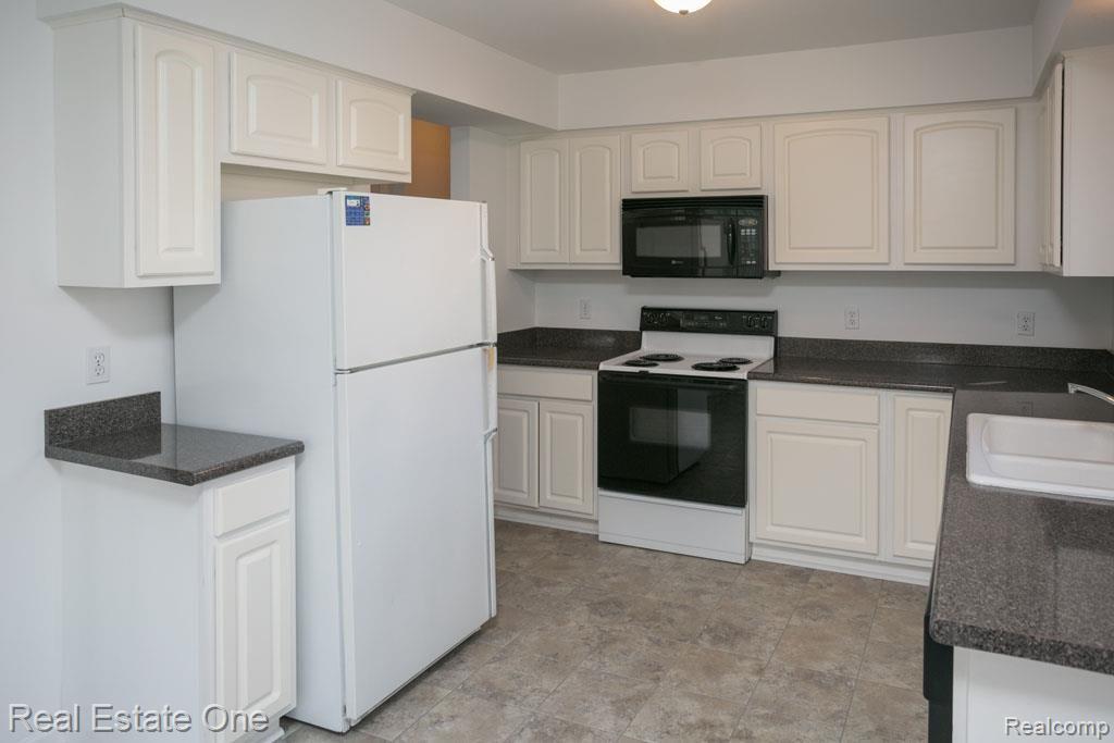4296 Ridge Court Pinckney, MI 48169 - Photo 10 of 37 4Y0A8828.jpg
