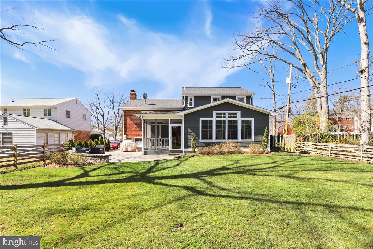 3005 Farm Road Alexandria, VA 22302 - Photo 2 of 59 a front view of a building with a garden
