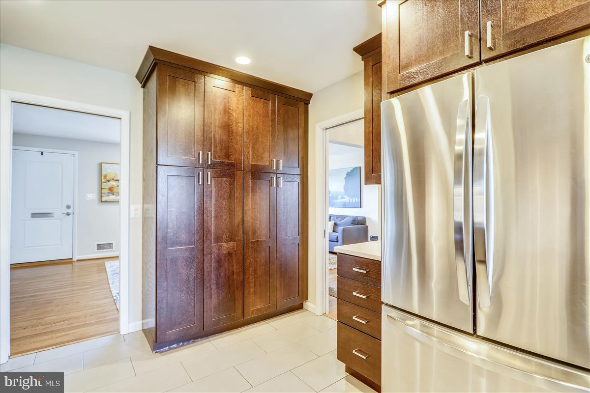 3005 Farm Road Alexandria, VA 22302 - Photo 11 of 59 a view of a bathroom with a glass door