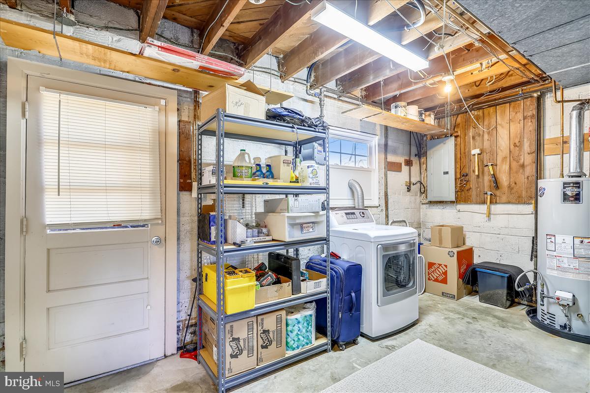 3005 Farm Road Alexandria, VA 22302 - Photo 43 of 59 a utility room with dryer and washer