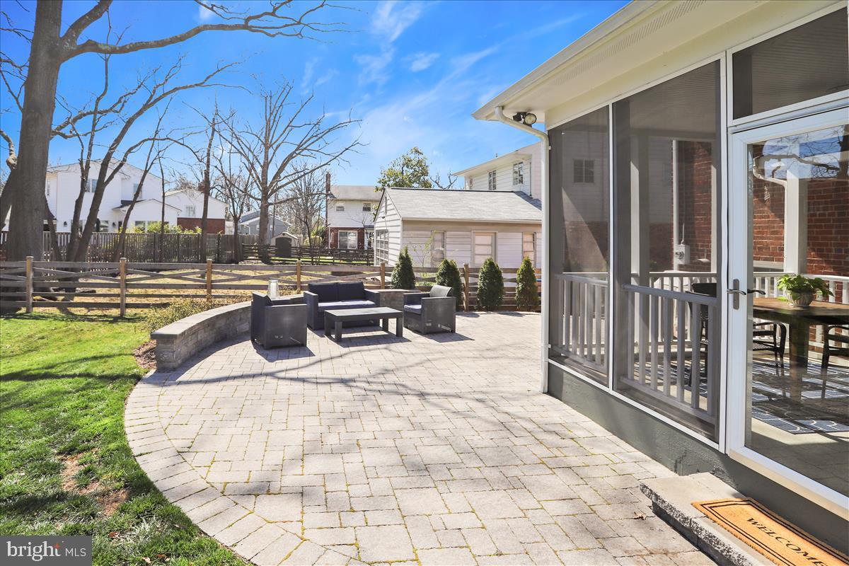 3005 Farm Road Alexandria, VA 22302 - Photo 51 of 59 a view of a swimming pool with a patio and a backyard