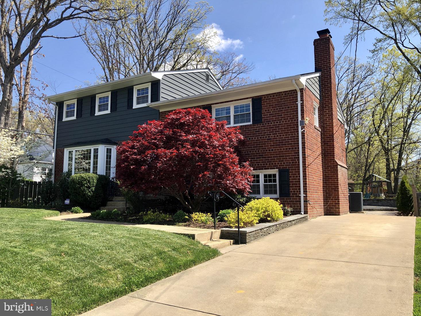 3005 Farm Road Alexandria, VA 22302 - Photo 53 of 59 a front view of a house with garden