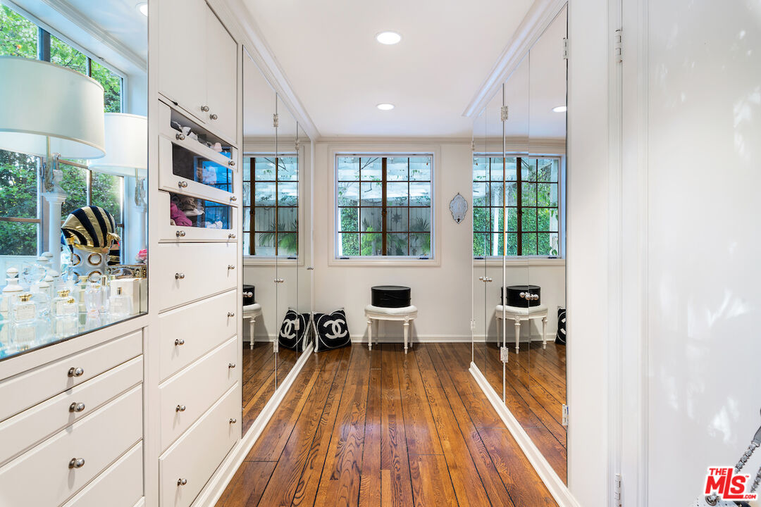 601 Woodruff Avenue Los Angeles, CA 90024 - Photo 23 of 39 a very nice looking room with a large window and furniture