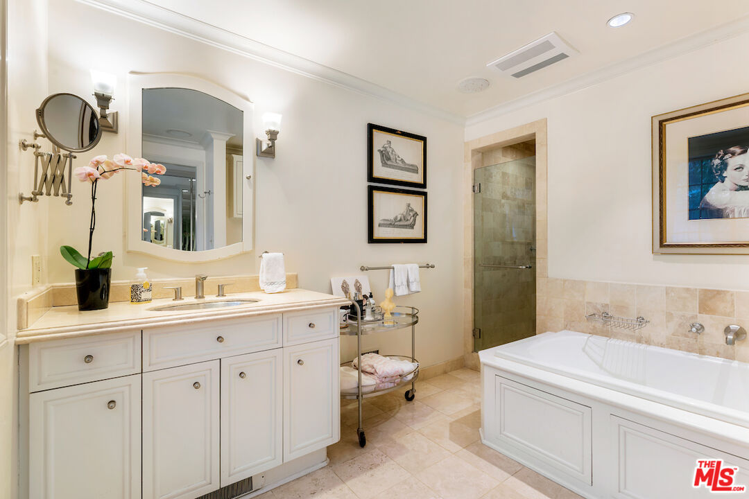 601 Woodruff Avenue Los Angeles, CA 90024 - Photo 24 of 39 a bathroom with a double vanity sink mirror and bathtub