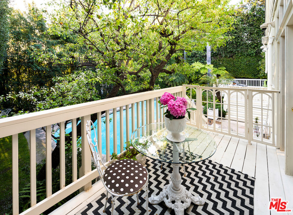 601 Woodruff Avenue Los Angeles, CA 90024 - Photo 25 of 39 a view of a wooden floor and yard