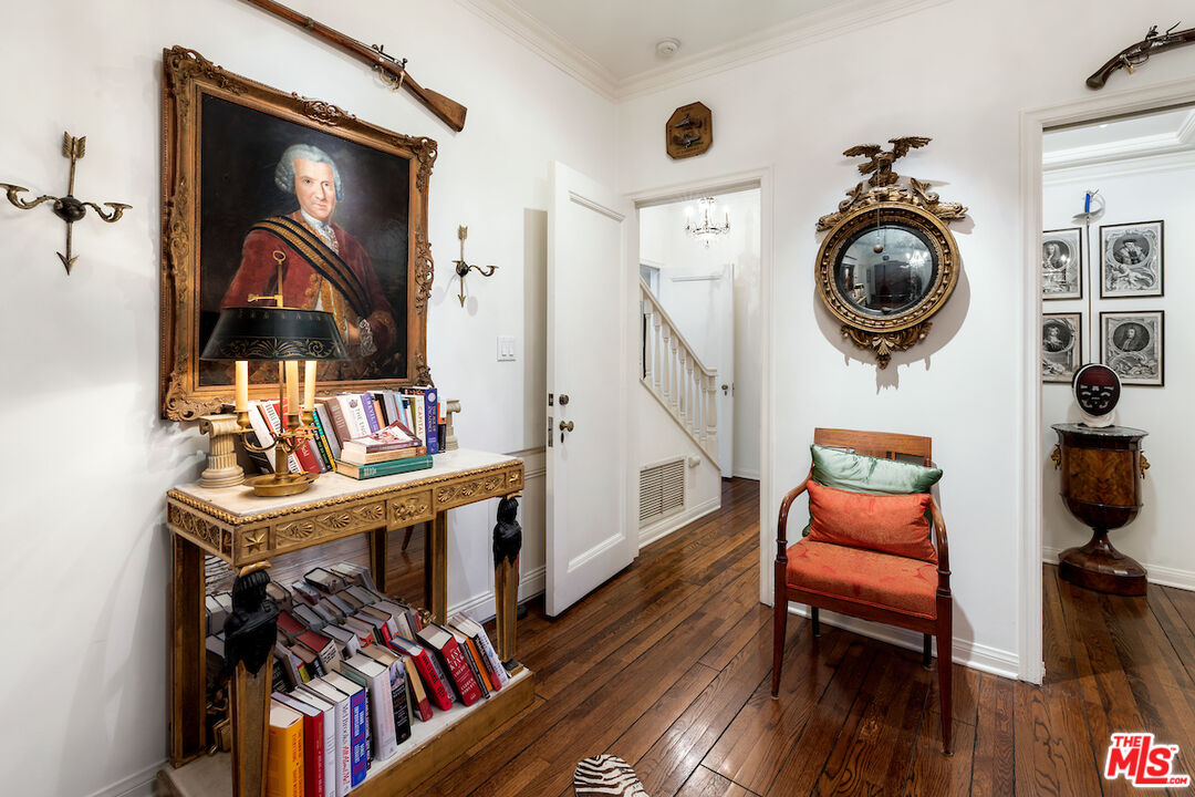 601 Woodruff Avenue Los Angeles, CA 90024 - Photo 27 of 39 a view of a hallway with furniture and entryway