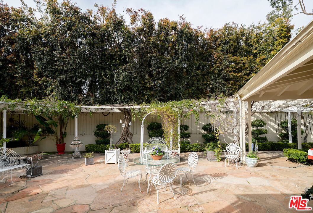 601 Woodruff Avenue Los Angeles, CA 90024 - Photo 30 of 39 a view of a patio with table and chairs and potted plants