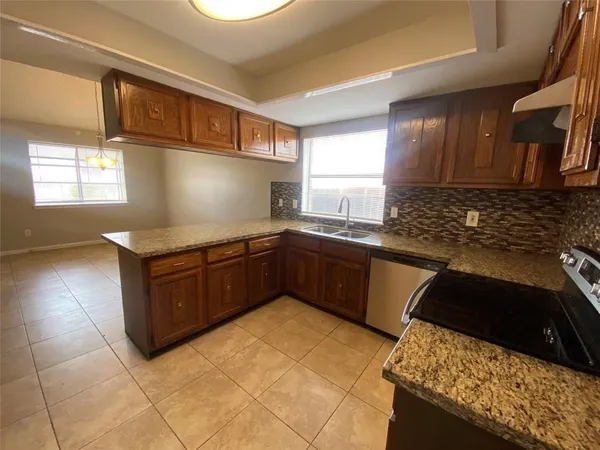 $1,900 | 943 Sterling Green Drive South, Channelview, TX 77530