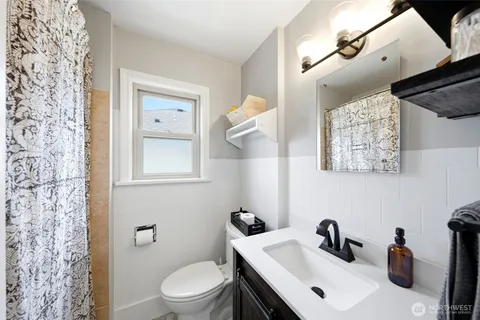 $949,999 | 9725 Phinney Avenue North, Seattle, WA 98103