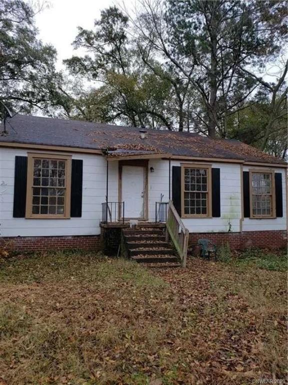 1847 Cook Street Shreveport, LA 71101 - Photo 1 of 38 a front view of a house with garden