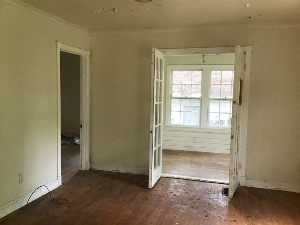 1847 Cook Street Shreveport, LA 71101 - Photo 3 of 38 an empty room with window and closet