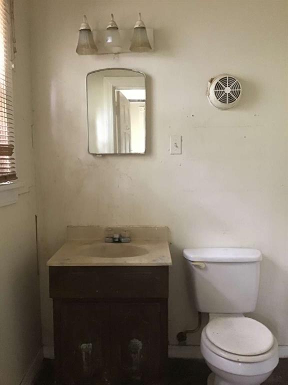 1847 Cook Street Shreveport, LA 71101 - Photo 7 of 38 a bathroom with a toilet sink and mirror
