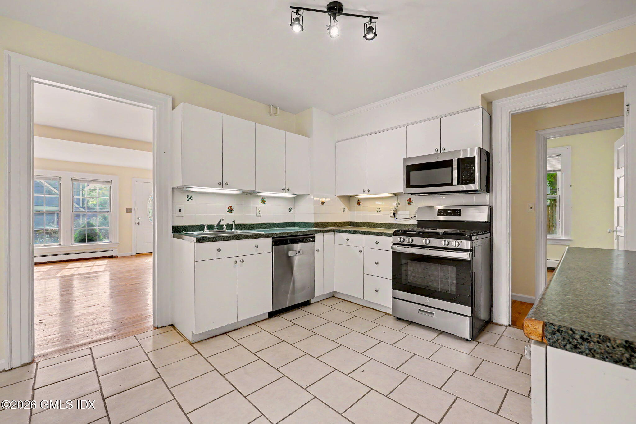 32 Chapel Street, Unit 1 Greenwich, CT 06831 - Photo 6 of 21 Kitchen