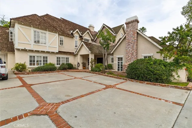 a view of a entryway of the house