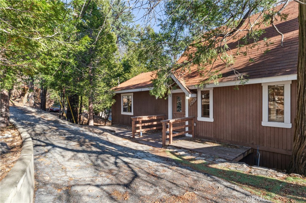 1209 Bridal Path Rimforest, CA 92378 - Photo 4 of 28 FRONT