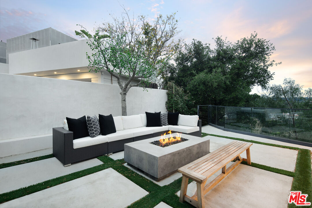 9645 Highridge Drive Beverly Hills, CA 90210 - Photo 25 of 29 a outdoor living space with furniture and a potted plant
