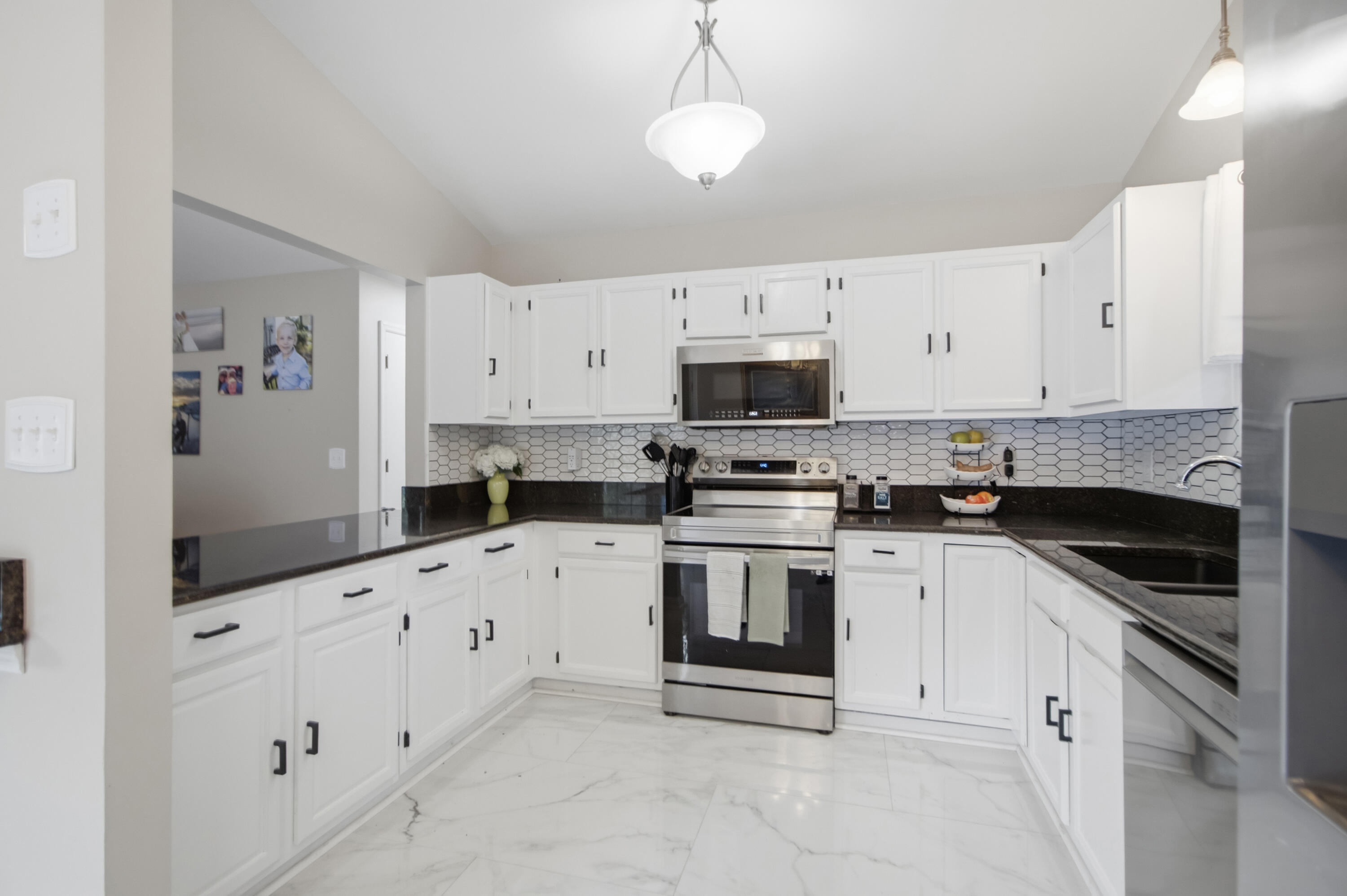 300 Spring Hill Lane Mount Pleasant, SC 29464 - Photo 9 of 21 Kitchen