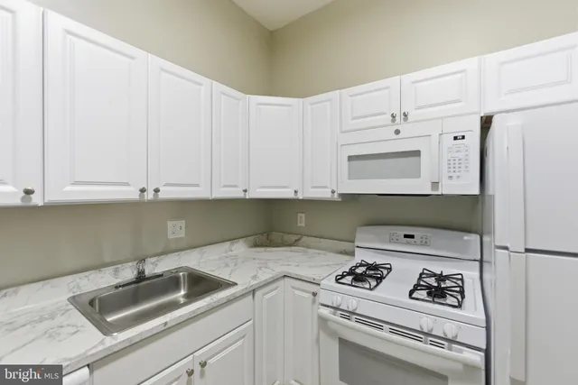 $1,913 | 18806 Walkers Choice Road, Unit 2, Montgomery Village, MD 20886