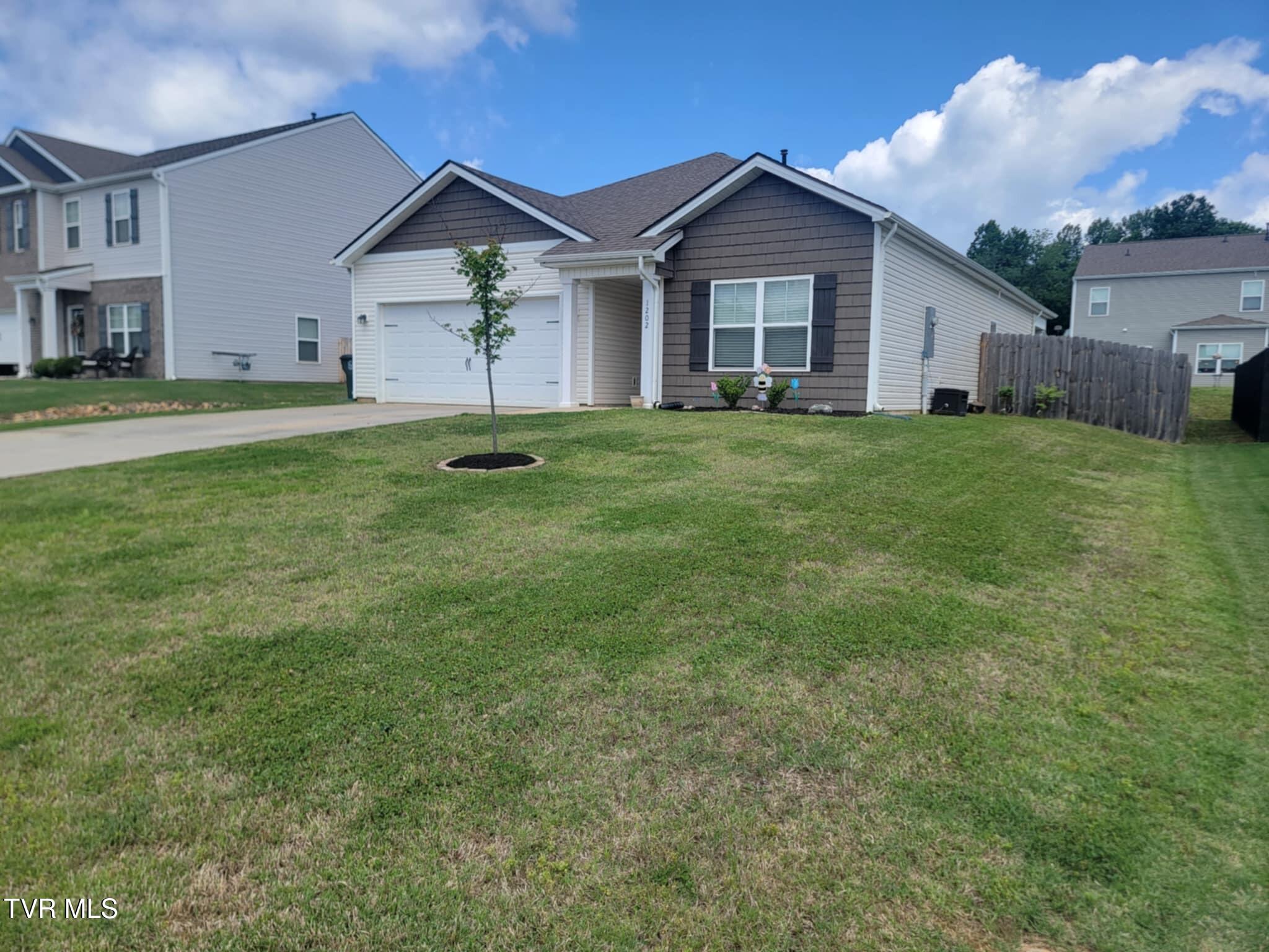 1202 Raccoon Lane Piney Flats, TN 37686 - Photo 3 of 17 e26f141e-c8c9-43a8-87e1-d8c9c1ebe5c6