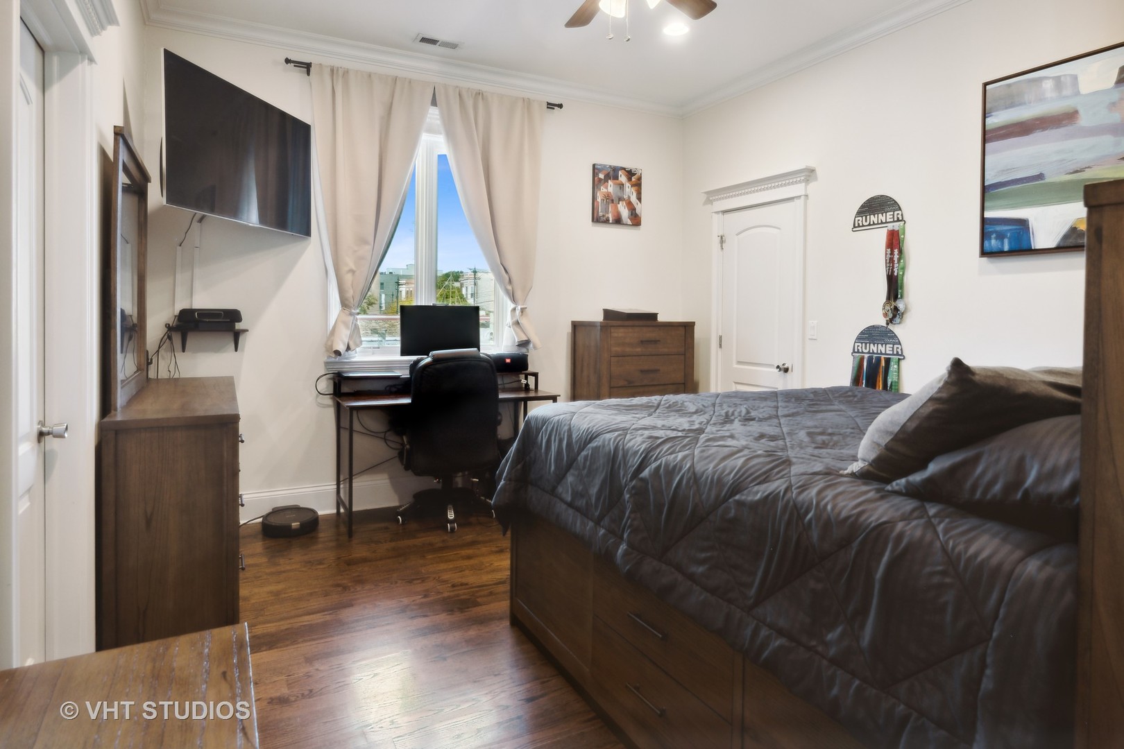 4880 North Clark Street, Unit 2B Chicago, IL 60640 - Photo 8 of 15 a bedroom with a bed and a window