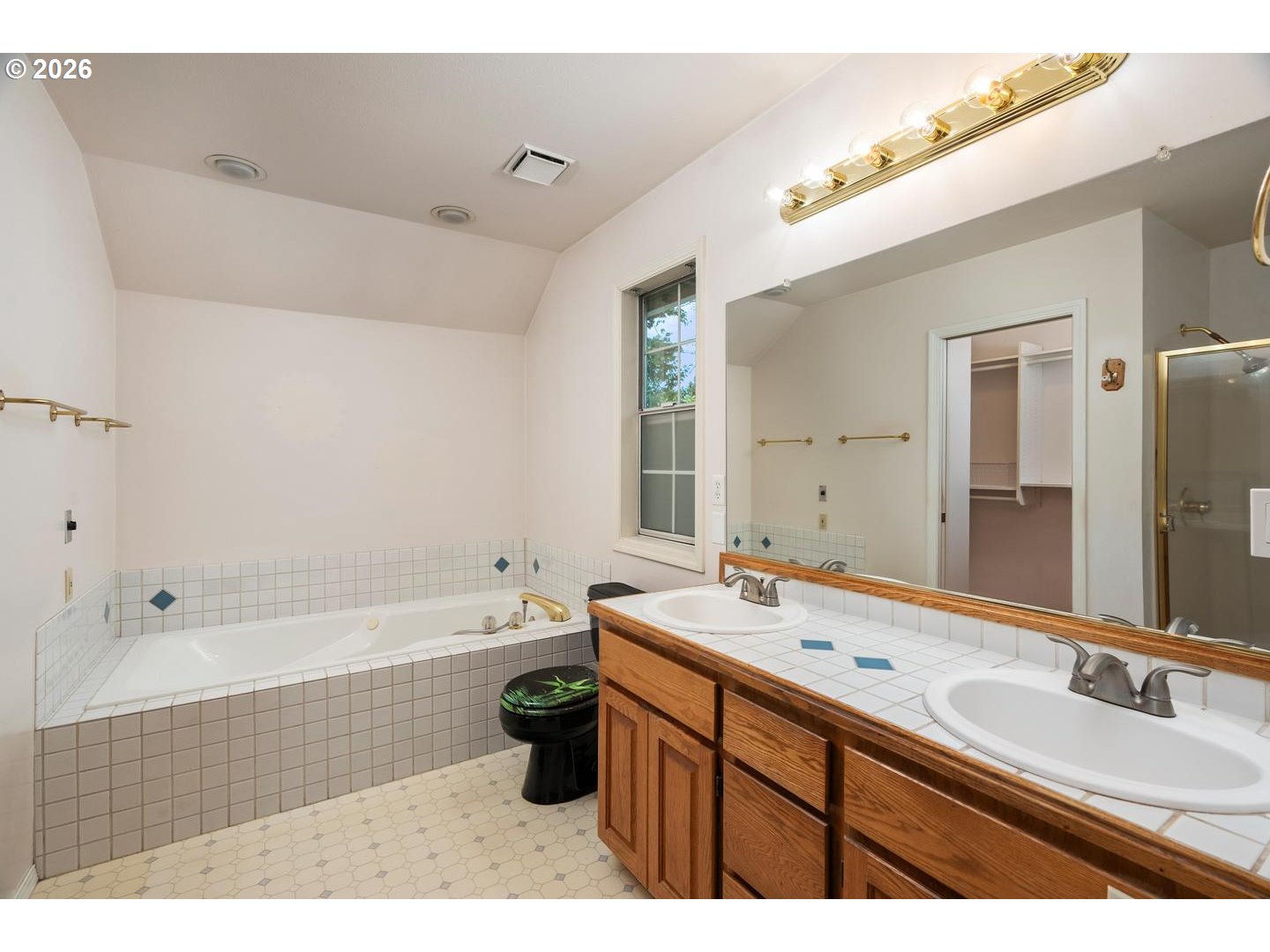 14155 Southwest 97th Place Portland, OR 97224 - Photo 26 of 40 Owner's Suite Bathroom