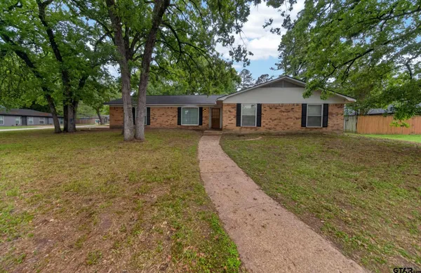$299,900 | 2265 Leaning Oaks, Flint, TX 75762