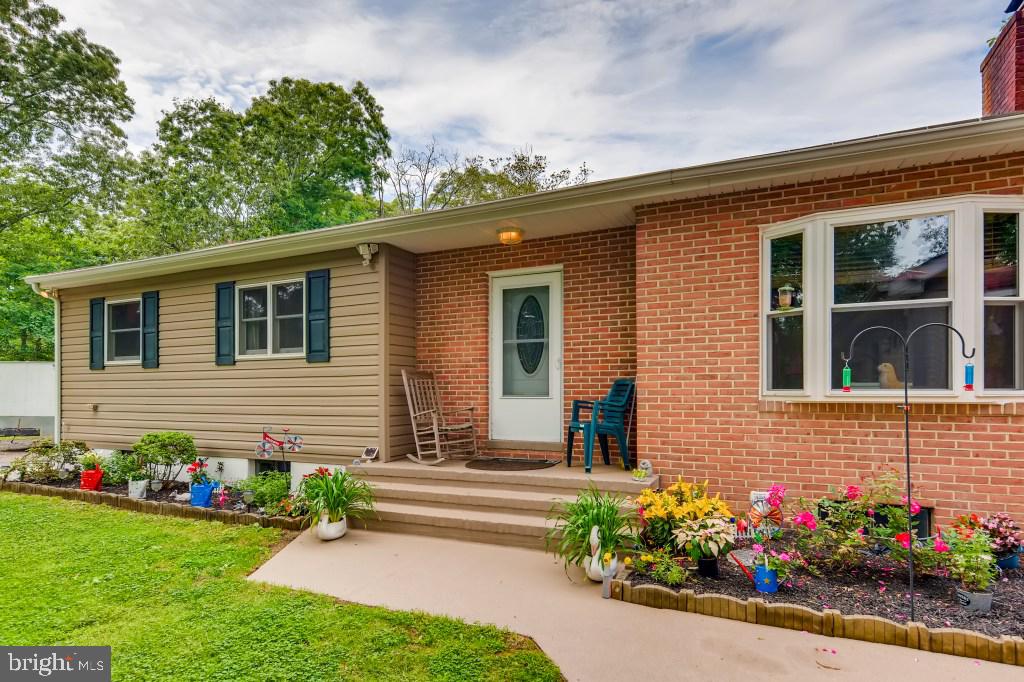 8446 Bussenius Road Pasadena, MD 21122 - Photo 4 of 33 Gallery Image 4
