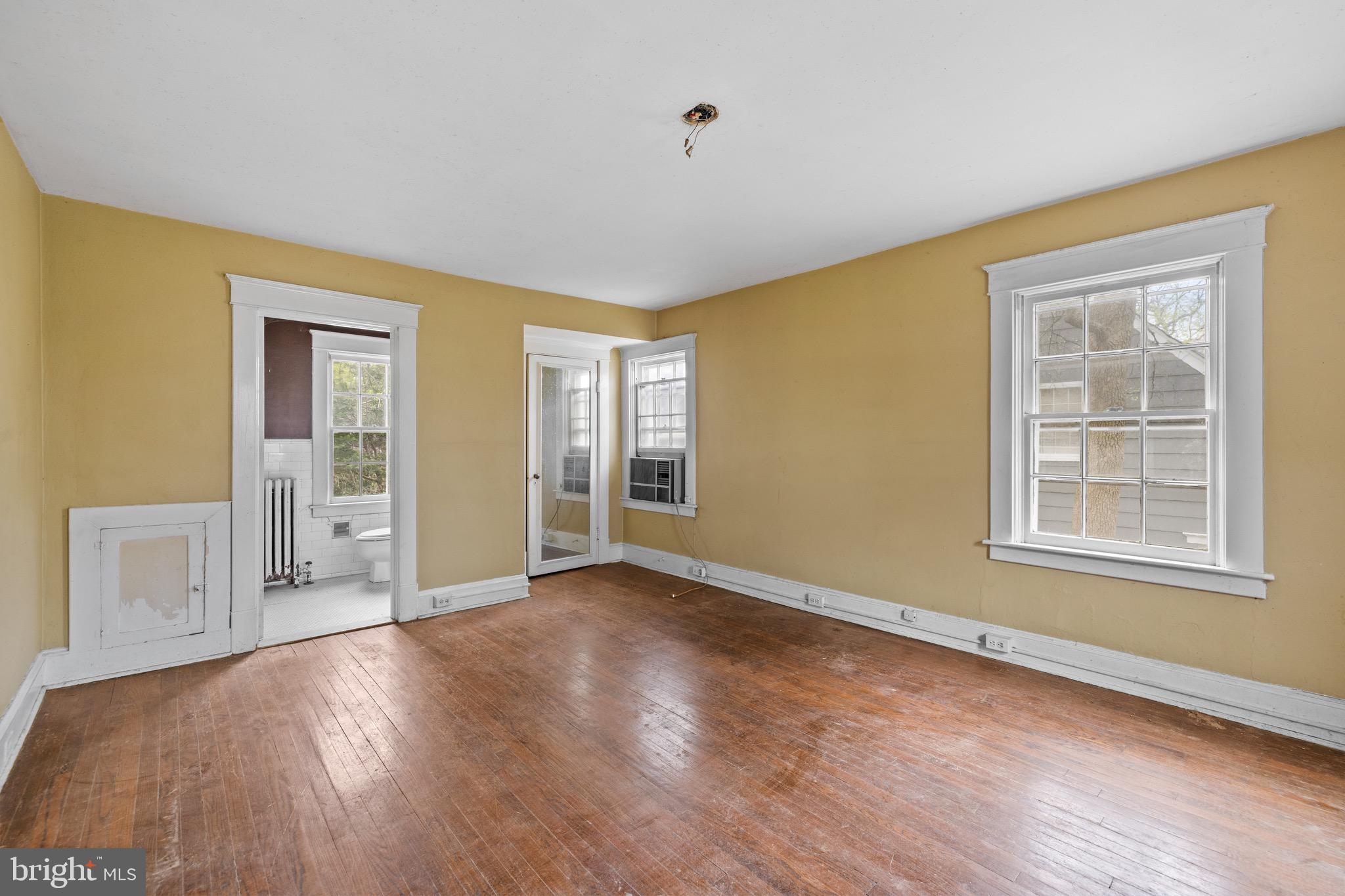 5207 Putney Way Baltimore, MD 21212 - Photo 19 of 65 Primary Bed toward Primary Bath