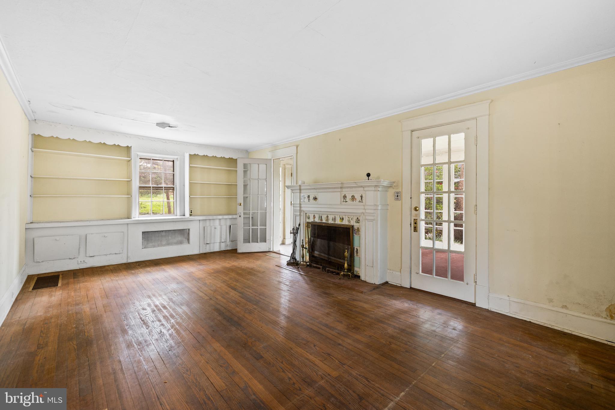 5207 Putney Way Baltimore, MD 21212 - Photo 3 of 65 Living Room towards Rear