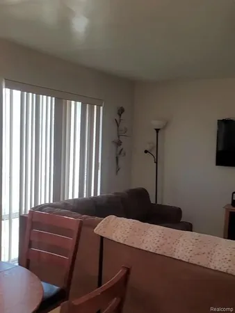 $89,900 | 22140 Dante Street, Unit 209, Oak Park, MI 48237