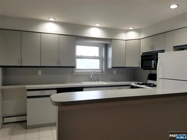 $1,900 | 39-05 Broadway, Fair Lawn, NJ 07410