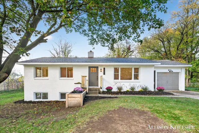 $378,000 | 6905 Maple Avenue, Jenison, MI 49428