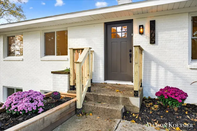 $378,000 | 6905 Maple Avenue, Jenison, MI 49428