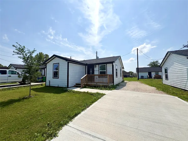 $1,250 | 405 North Erskine Street, Angleton, TX 77515