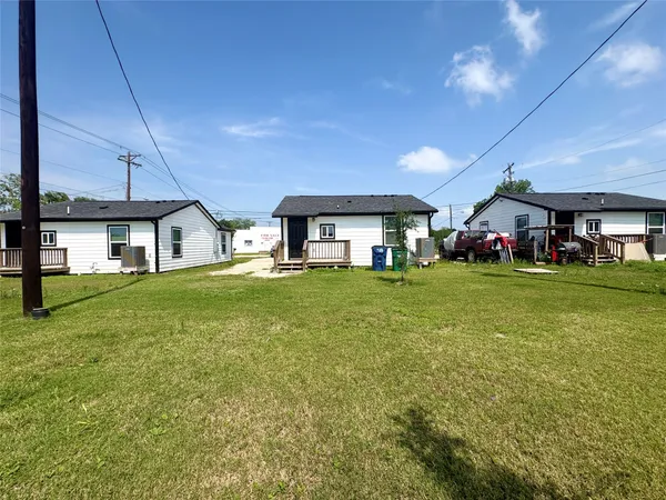 $1,250 | 405 North Erskine Street, Angleton, TX 77515