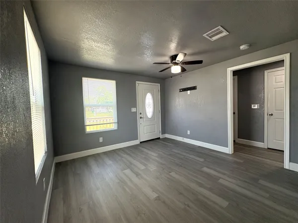 $1,250 | 405 North Erskine Street, Angleton, TX 77515