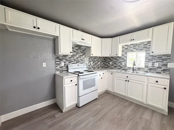 $1,250 | 405 North Erskine Street, Angleton, TX 77515