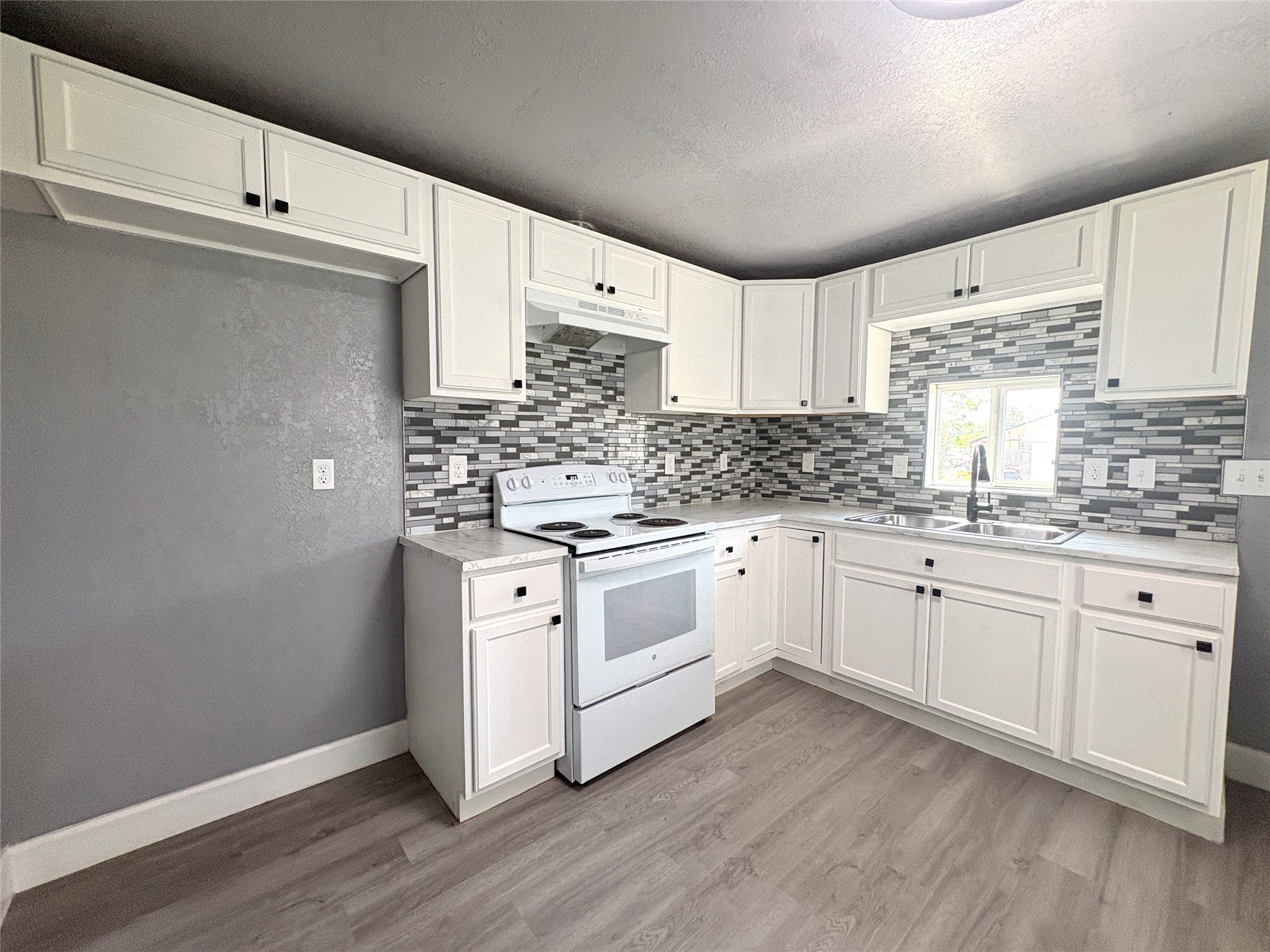 405 North Erskine Street Angleton, TX 77515 - Photo 4 of 13
