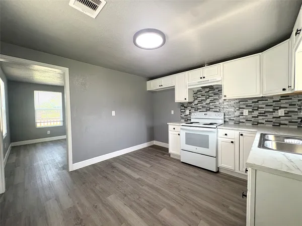 $1,250 | 405 North Erskine Street, Angleton, TX 77515