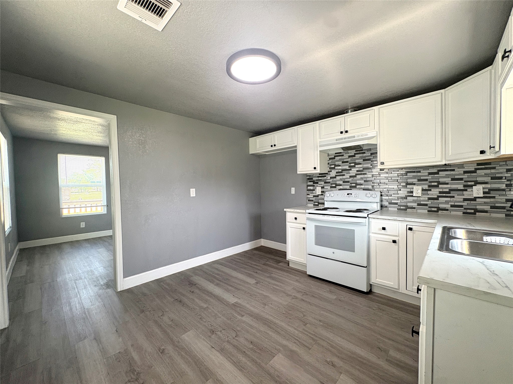405 North Erskine Street Angleton, TX 77515 - Photo 5 of 13