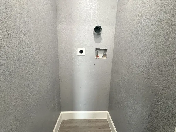 $1,250 | 405 North Erskine Street, Angleton, TX 77515