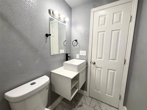 $1,250 | 405 North Erskine Street, Angleton, TX 77515