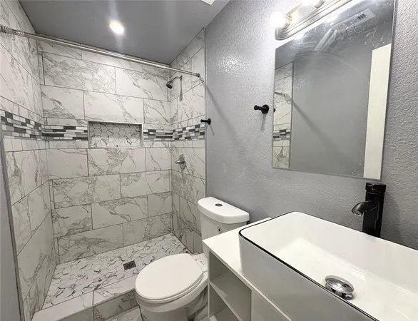 $1,250 | 405 North Erskine Street, Angleton, TX 77515