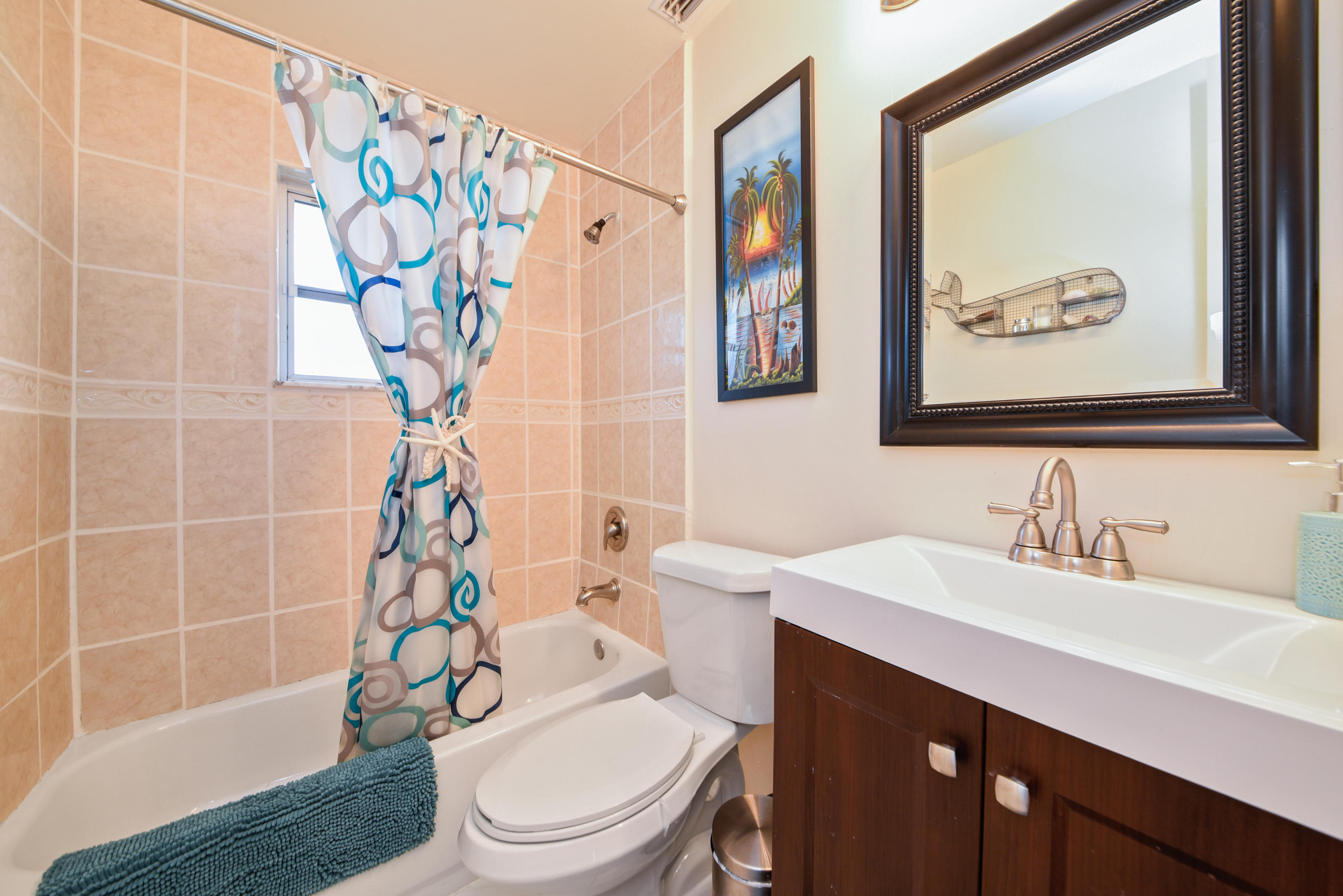 6856 4th Street Jupiter, FL 33458 - Photo 11 of 18 Bath w/ combo tub-shower