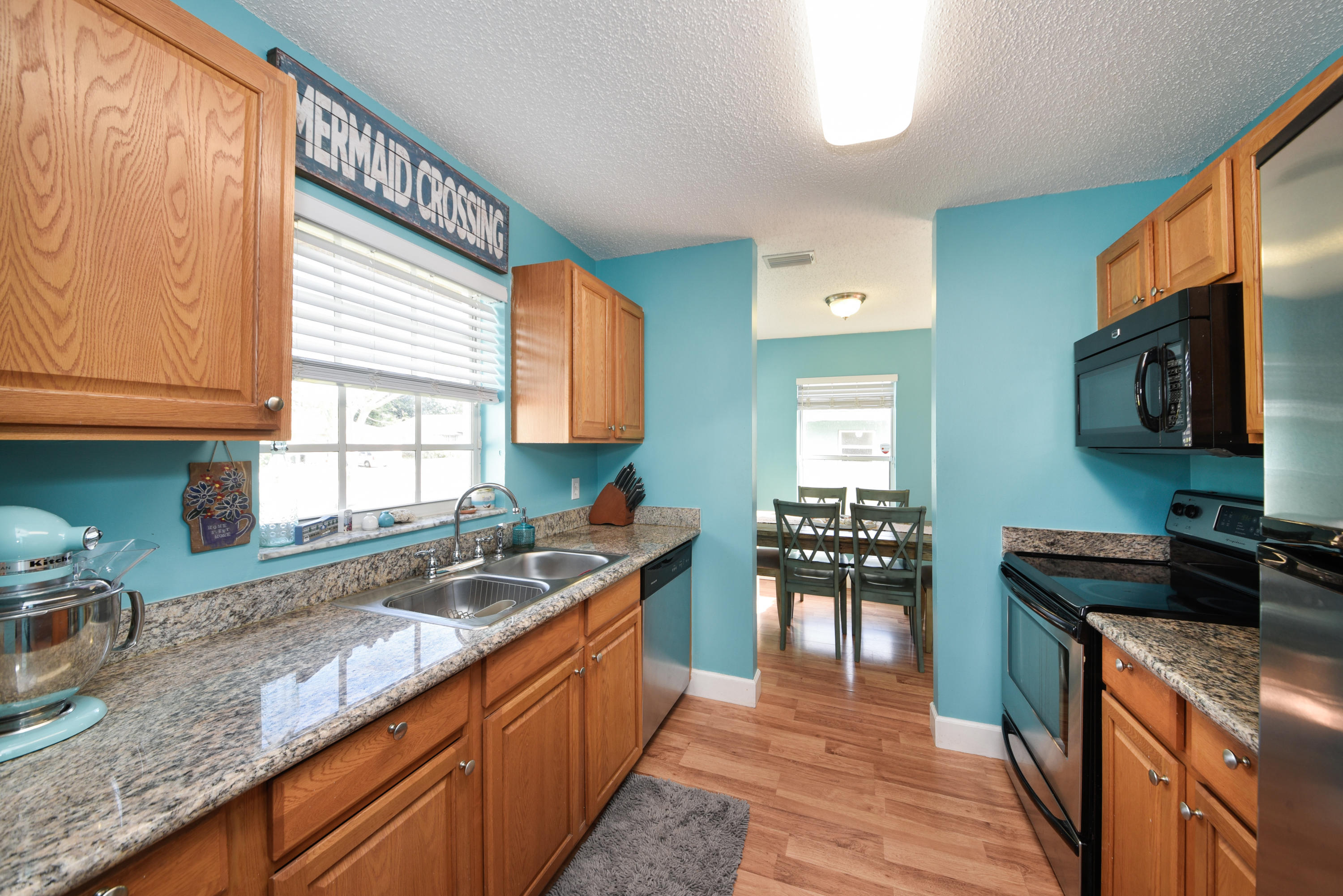 6856 4th Street Jupiter, FL 33458 - Photo 5 of 18 Kitchen