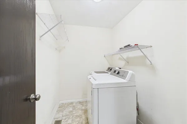 $300,000 | 607 Clayton Circle, Unit 607, Sycamore, IL 60178