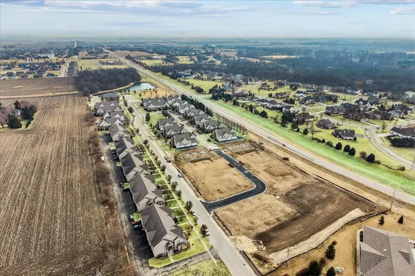 $300,000 | 607 Clayton Circle, Unit 607, Sycamore, IL 60178